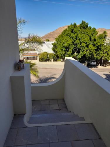 eine Treppe mit einem weißen Geländer und einer Straße in der Unterkunft 13 Steps in Springbok