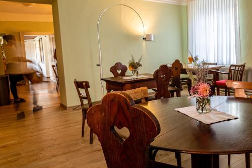 a dining room with a table and chairs at Grüner Baum Wachau - Retro Frühstückspension in Mautern