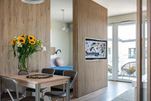 Μια τηλεόραση ή/και κέντρο ψυχαγωγίας στο InPoint Apartments G11 near Old Town & Kazimierz District & Optional Paid Parking