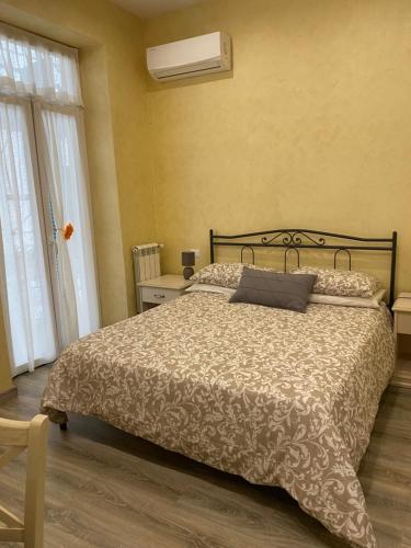 una camera con un grande letto e una finestra di La Perla Del Golfo a La Spezia