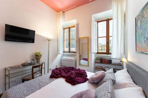 フィレンツェにあるPitti - Flo Apartmentsのベッドルーム1室(ベッド1台、壁掛けテレビ付)