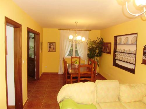 uma sala de estar com um sofá e uma mesa em 3 bedrooms house with enclosed garden and wifi at O Savinao 3 km away from the beach em Licín