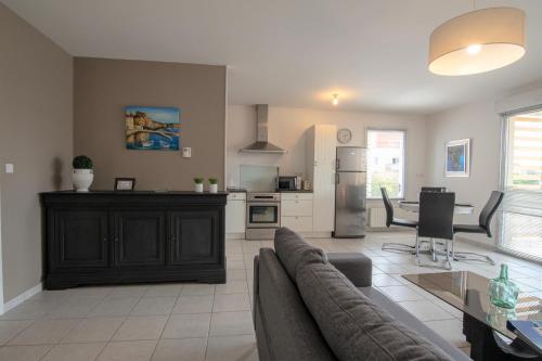 une cuisine et un salon avec un canapé et une table dans l'établissement CABANA & Chic & Class - Proche Mâcon, à Charnay-lès-Mâcon