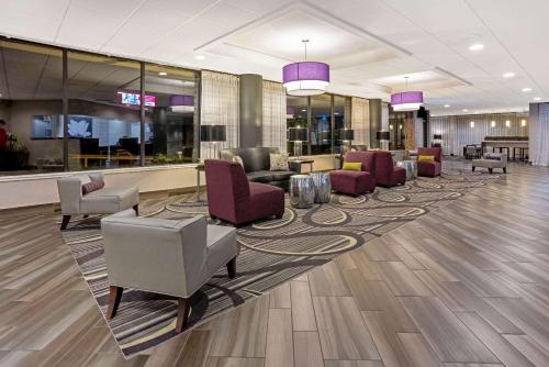 a lobby with a waiting area with chairs and tables at La Quinta by Wyndham Tacoma - Seattle in Tacoma