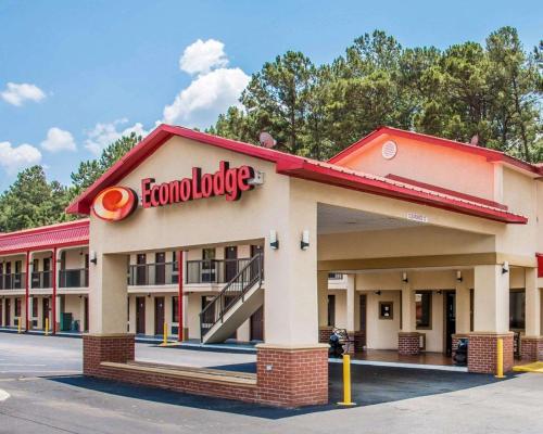 a front view of a hampton inn at Econo Lodge Richmond Hill in Richmond Hill