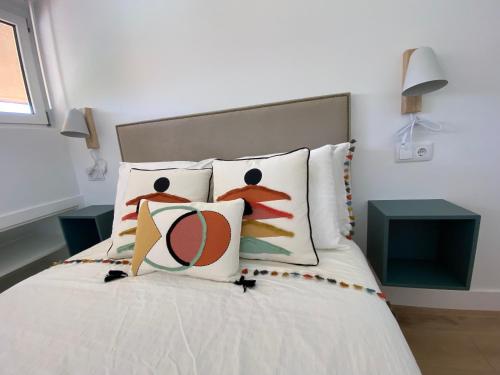 穆羅斯的住宿－Dania Home Esteiro，一张带枕头的床铺,供两人使用