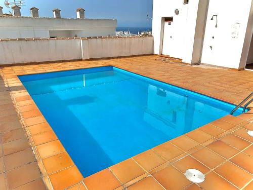 Bazén v ubytovaní Precioso apartamento cerca del mar con wifi, piscina y parking alebo v jeho blízkosti