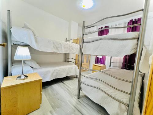 Posteľ alebo postele v izbe v ubytovaní Precioso apartamento cerca del mar con wifi, piscina y parking