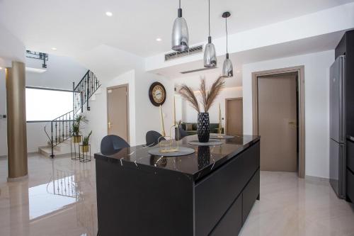 a kitchen with a black island in a living room at Villa Indira in Kalithies