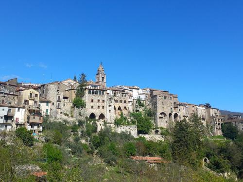 an old building on the side of a mountain at Casa Altieri in Cusano Mutri