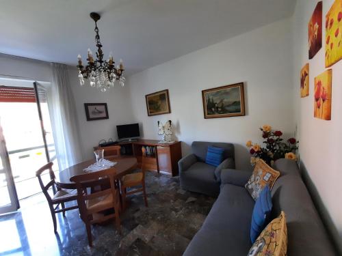 sala de estar con sofá y mesa en A ca' da Luisa, en Casarza Ligure