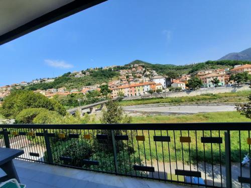 balcón con vistas a la ciudad en A ca' da Luisa, en Casarza Ligure