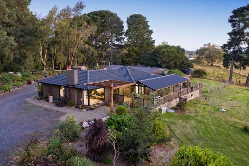 een luchtzicht op een huis met zonnepanelen erop bij Gorgeous villa 10 acre of land in Menzies Creek