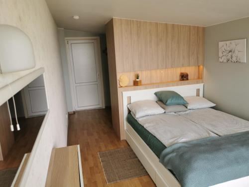 ein Schlafzimmer mit einem Bett und zwei Kissen darauf in der Unterkunft Lagoon View Nida in Nida