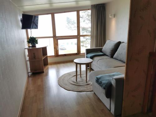 een woonkamer met een bank en een tafel bij Lagoon View Nida in Nida