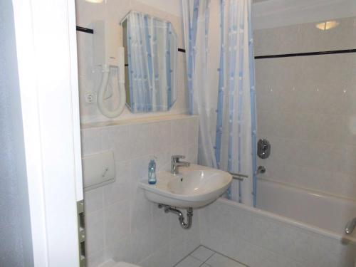 ツィノヴィッツにあるAppartement Residenz Bellevue Usedom Whg 26の白いバスルーム(シンク、シャワー付)