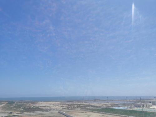 uma vista para um aeroporto com um céu azul em Iquama atawhid I em Nador