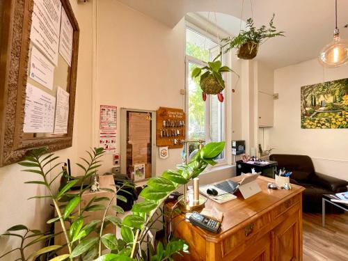 普羅旺斯地區薩隆的住宿－波特大酒店，办公室,配有书桌和盆栽植物