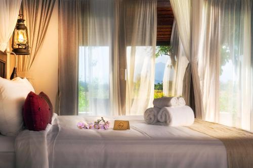 Una cama o camas en una habitación de Sriwilai Sukhothai