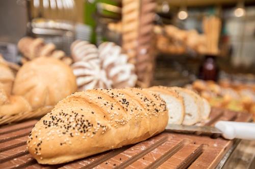 فندق برايم الكورنيش في جدة: مجموعة من أرغفة الخبز موضوعة على رف التبريد