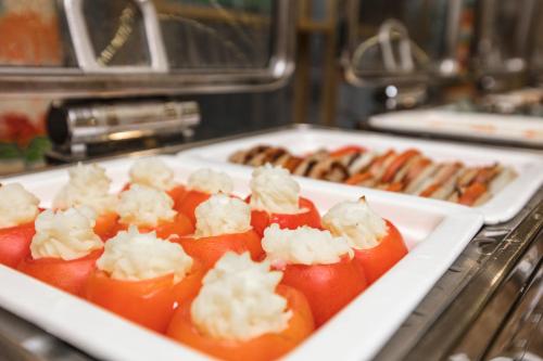 فندق برايم الكورنيش في جدة: طبق طعام يحتوي على طماطم مغطاة بالجبن