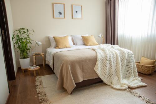 En eller flere senge i et værelse på Apartamenteo Mira 4