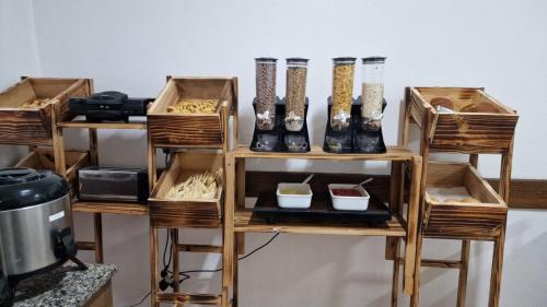 Novohotel Express في سانتانا دو ليفرامينتو: مجموعة من المزهريات على رف مع صناديق