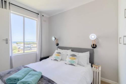 Llit o llits en una habitació de Easy Going Hermanus With An Ocean View