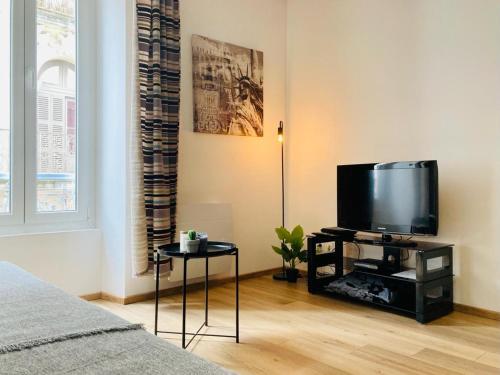 TV a/nebo společenská místnost v ubytování Les Halles 2 - Central - Lumineux - Spacieux - Fibre