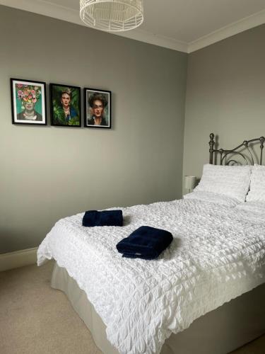 Period two-bed house, next to river and city photo 7