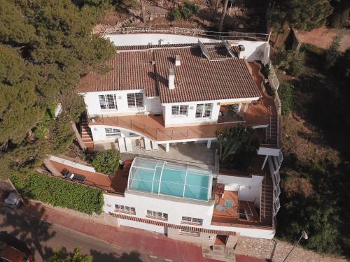 una vista aérea de una casa con piscina en LU&CIA Villa Infinity, en Málaga