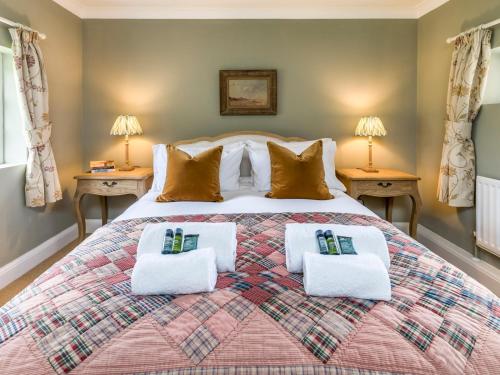 Un dormitorio con una cama grande con almohadas. en Pass the Keys Charming Country Cottage With Spectacular Views en Chichester