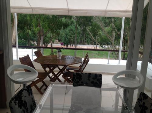 a table and chairs in a room with a large window at Green Park Punta 2 in Punta del Este