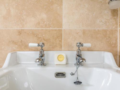 Koupelna v ubytování Charming Country Cottage With Spectacular Views - Pass the Keys