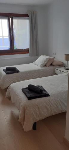 two beds sitting next to each other in a bedroom at Piso Covian in Ribadesella