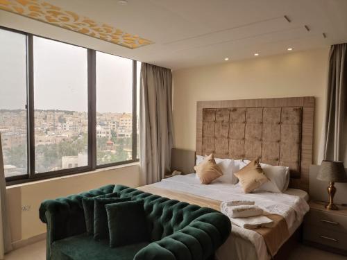 Postelja oz. postelje v sobi nastanitve AlQimah Hotel Apartments