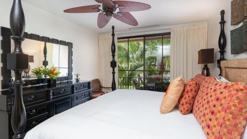 1 dormitorio con 1 cama y ventilador de techo en Pacifico L-1308, Coco Big 1-Bedroom Near Pool en Coco