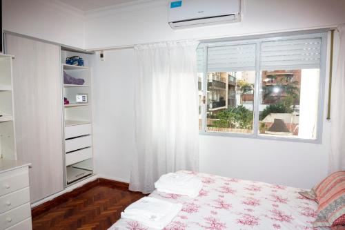 een slaapkamer met een bed en een raam en een raam bij Palermo 2 in Buenos Aires