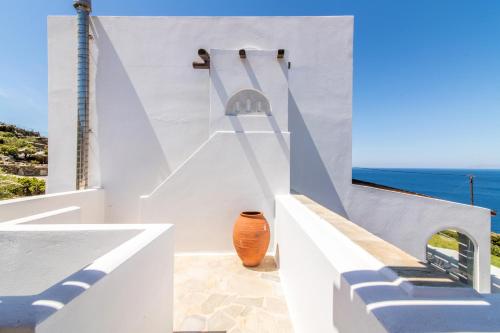 Agios RomanosにあるSail Innの階段と花瓶のある白い家
