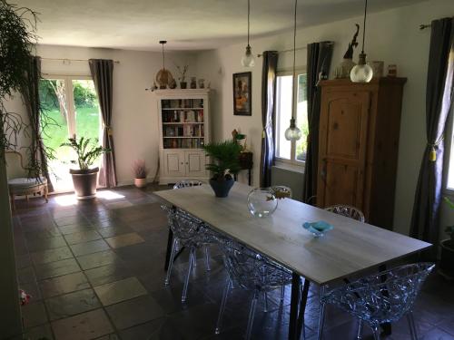 une salle à manger avec une table et des chaises dans l'établissement Chambre avec balcon et salle de bains privée, à Bouloire