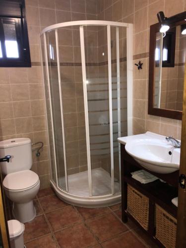 ein Bad mit einer Dusche, einem WC und einem Waschbecken in der Unterkunft Chalet Ventura Conil in Cádiz