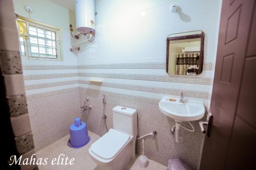 Ванная комната в MAHAS Elite by MAHAS Homestays - 2BHK Flats - Fully Airconditioned
