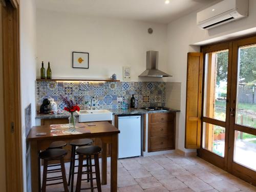 kuchnia ze stołem i stołkami w obiekcie Agriturismo La Villetta w mieście San Lorenzo Nuovo