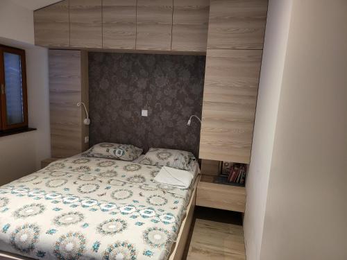 - une chambre avec un lit dans une petite pièce dans l'établissement Skipper, à Piran