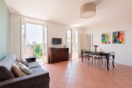 un soggiorno con divano e tavolo di ReGo Apartments a Bergamo
