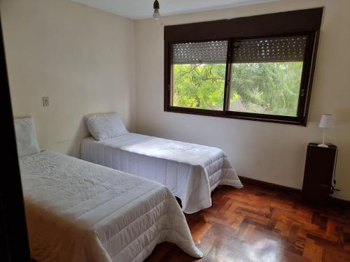 a bedroom with two beds and a window at Departamento Mendoza in Mendoza
