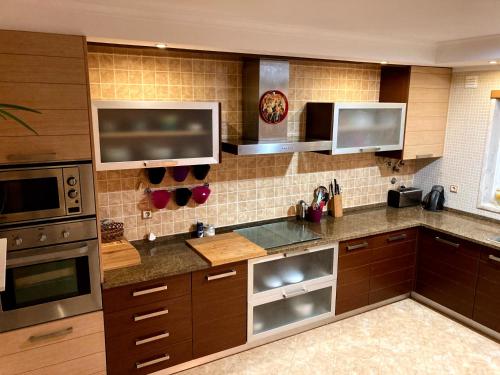 Кухня или мини-кухня в A Family house in Santa Cruz, Torres Vedras
