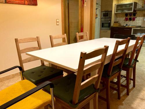 Кухня или мини-кухня в A Family house in Santa Cruz, Torres Vedras
