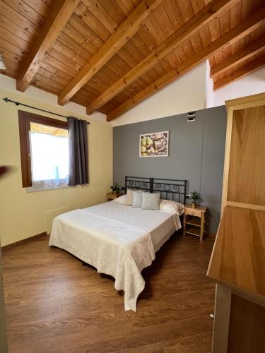 - une chambre avec un grand lit blanc dans l'établissement Residence Ulivi, à Cavaion Veronese