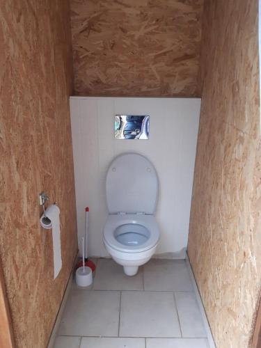 a small bathroom with a toilet in a stall at Jurta az erdő mellett dézsával-KERESZ-TANYA in Pilisszentkereszt
